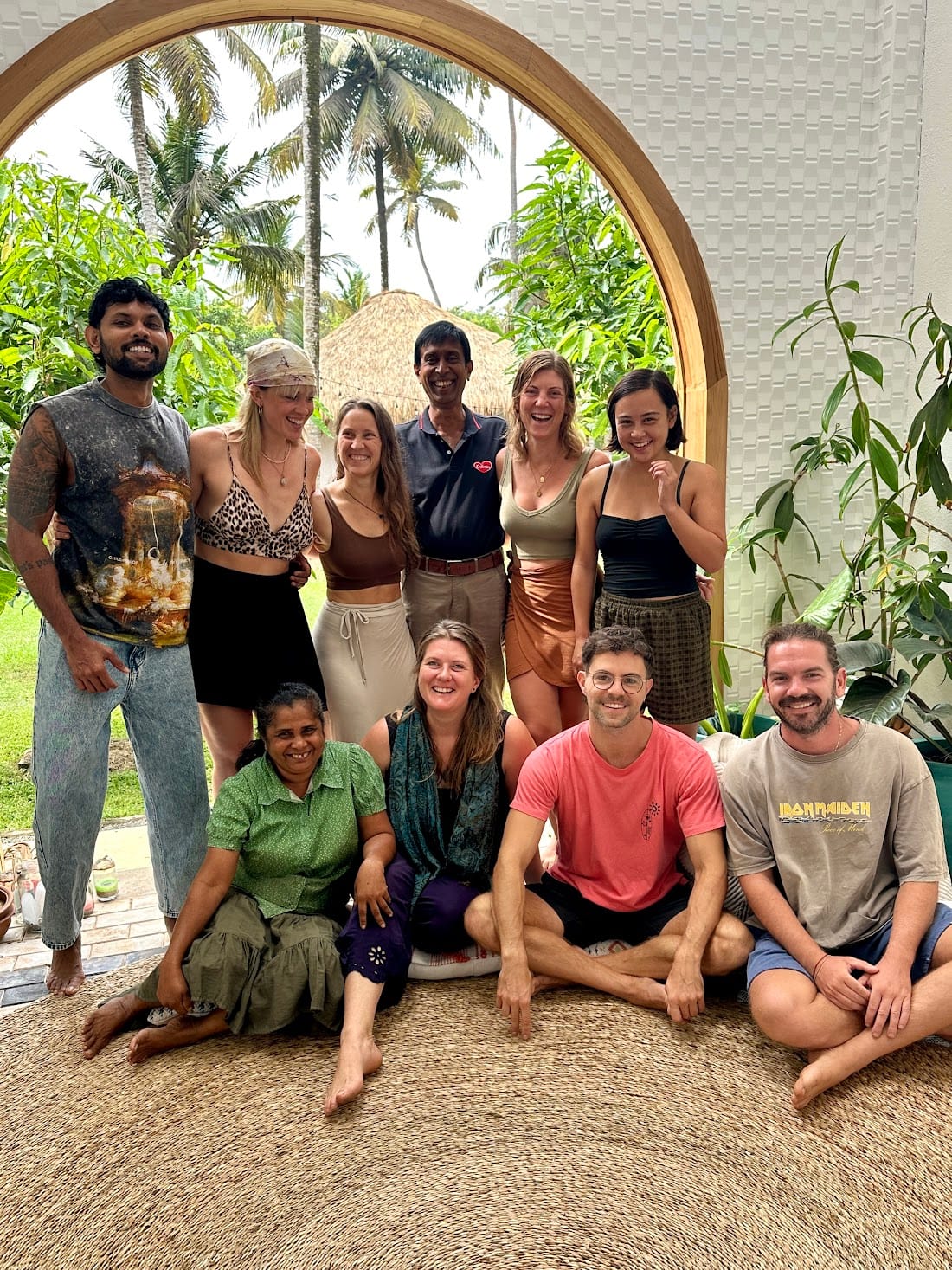 The whole Kelani team and family together under the arch