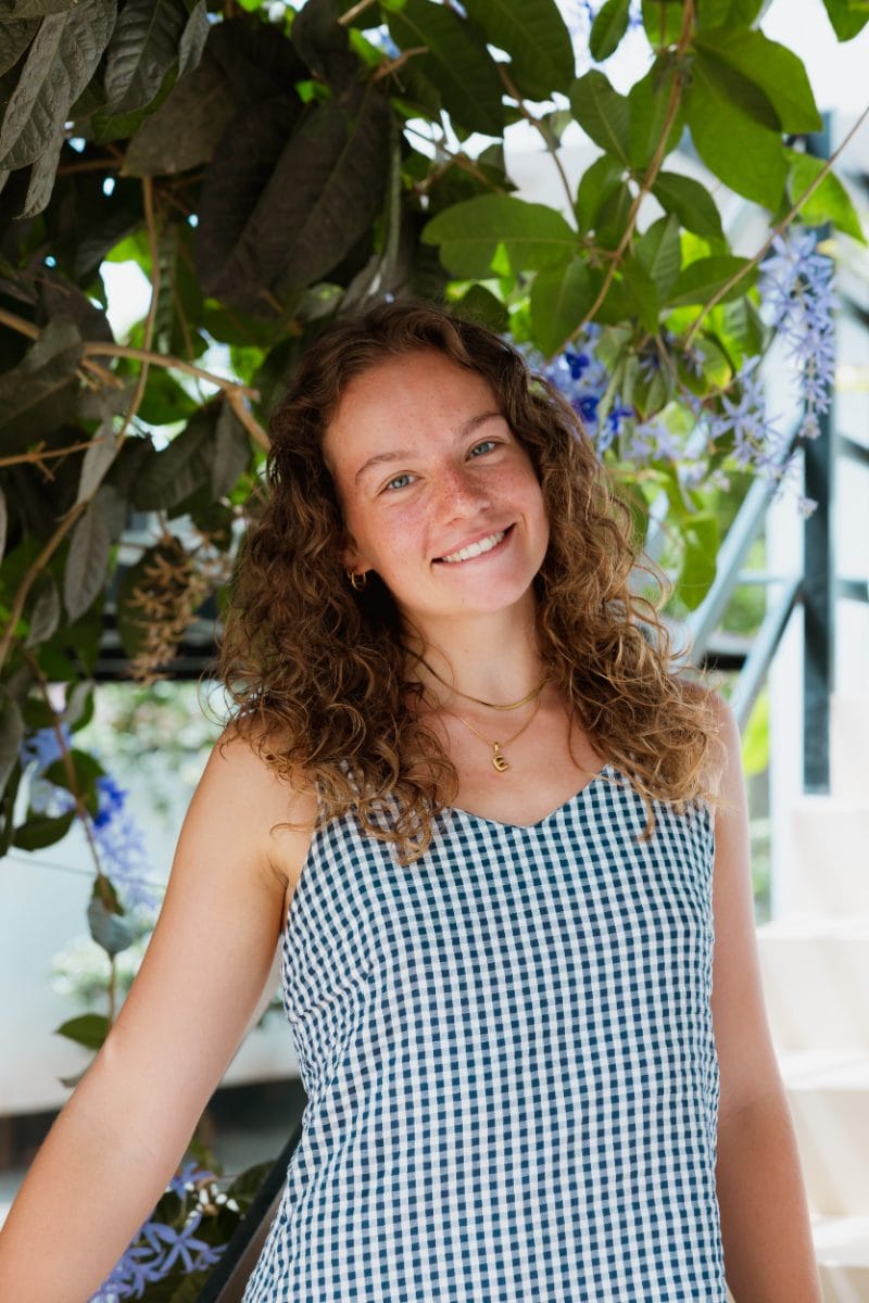 Evi, co-host